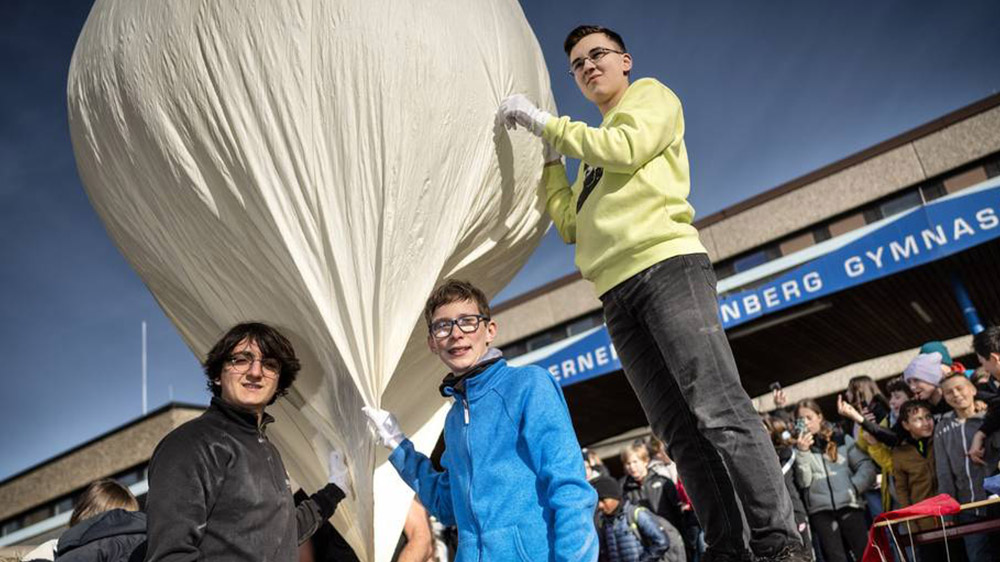 Schüler mit dem Stratosphären-Ballon
