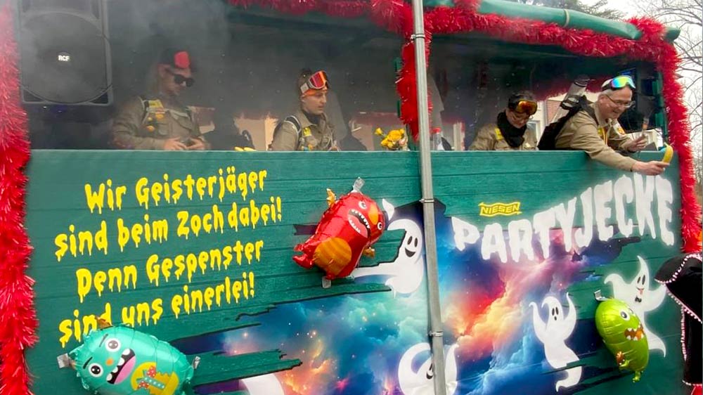 Pokal für originellsten Wagen: NIESEN Partyjecke 2024 als Ghostbusters im Leverkusener Karneval